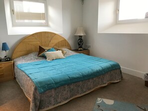 Apartamento, 2 habitaciones, vistas a la ciudad | 2 dormitorios, escritorio, wifi gratis y ropa de cama