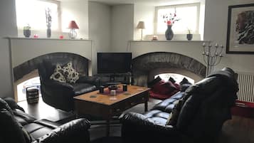 Apartamento, 2 habitaciones, vistas a la ciudad | Zona de estar | Una televisión de pantalla plana, un reproductor de DVD