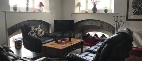 Appartamento, 2 camere da letto, vista città | Area soggiorno | TV a schermo piatto, lettore DVD