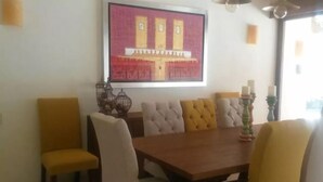 Biệt thự dành cho gia đình, 4 phòng ngủ | Khu vực ăn uống tại phòng