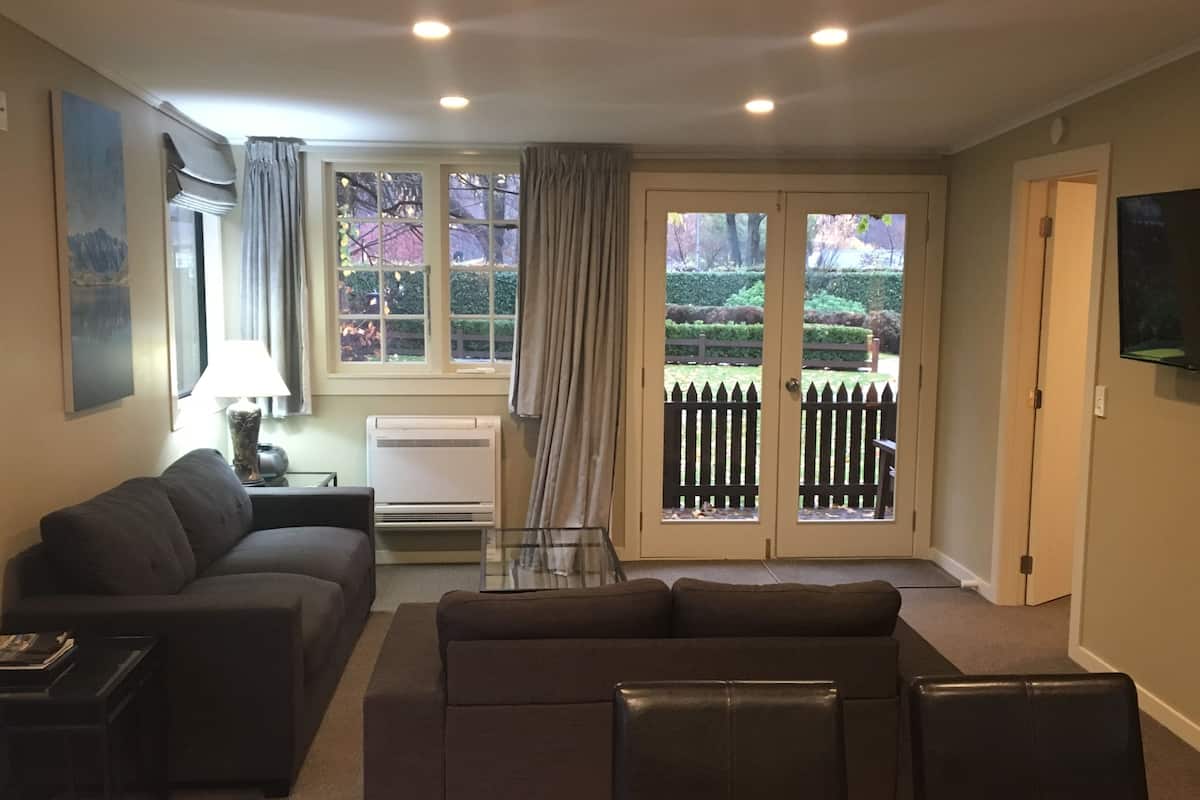 Cottage, 2 kamar tidur (Unit 10 - Two Bedroom Cottage) | Area keluarga | TV layar datar