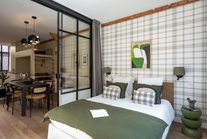 1 habitación, tabla de planchar con plancha, wifi gratis y ropa de cama 