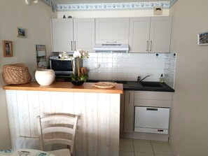 Fridge, microwave, stovetop, dishwasher - Oceanfront Studio with Balcony and Garage in Les Sables-d'Olonne (Les Sables-d'Olonne)