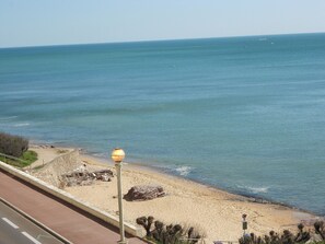 On the beach - Oceanfront Studio with Balcony and Garage in Les Sables-d'Olonne (Les Sables-d'Olonne)