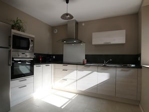 Réfrigérateur, micro-ondes, lave-vaisselle, cafetiÚre/bouilloire