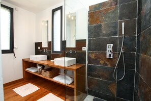 Shower, hair dryer, towels, soap - Loft OVEBAS - Domaine de l'Ô  (Saint-Jean-D'eyraud)