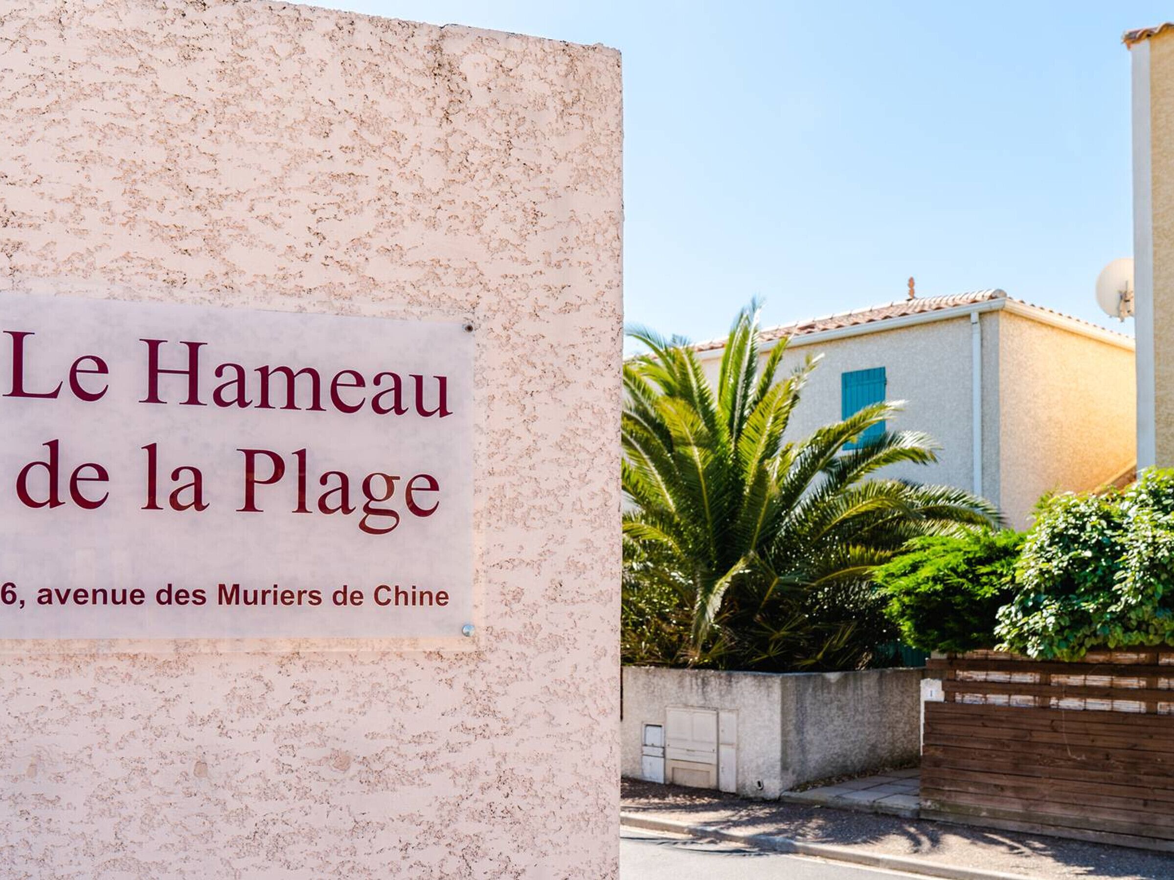 Un panneau indiquant l’emplacement du « Hameau de la Plage », situé au 6, avenue des Murières de Chine.