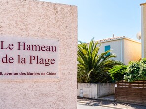 A sign indicating the location of Le Hameau de la Plage at 6, avenue des Murieres de Chine.