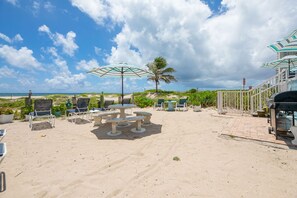 Outdoor dining - BEACHFRONT COMPLEX! STEPS TO OCEAN Full kitchen,  Free Parking Heated Pool (Pompano Beach)