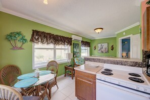 Fridge, microwave, oven, stovetop - BEACHFRONT COMPLEX! STEPS TO OCEAN Full kitchen,  Free Parking Heated Pool (Pompano Beach)