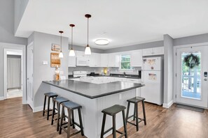 Microwave, oven, dishwasher, coffee/tea maker