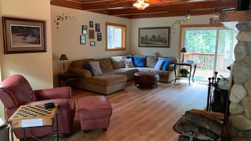 Smart TV, chimenea, reproductor de DVD y futbolito