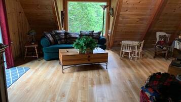 Smart-tv, een open haard, een dvd-speler en tafelvoetbal