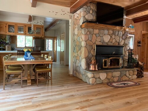 Charming, Cozy, & Peaceful Mountain Getaway for Family & Friends