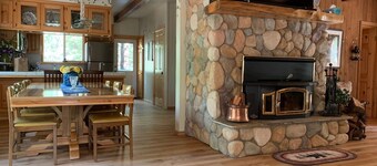 Charming, Cozy, & Peaceful Mountain Getaway for Family & Friends