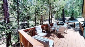 Outdoor dining - Charming, Cozy, & Peaceful Mountain Getaway for Family & Friends (Shaver Lake)