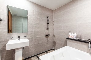 Deluxe-Zimmer (Ondol) | Badezimmer