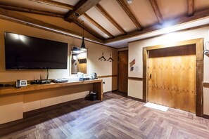 Deluxe kamer (Ondol) | Individueel gedecoreerd, een bureau, verduisterende gordijnen