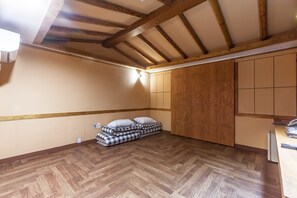 Deluxe kamer (Ondol) | Individueel gedecoreerd, een bureau, verduisterende gordijnen