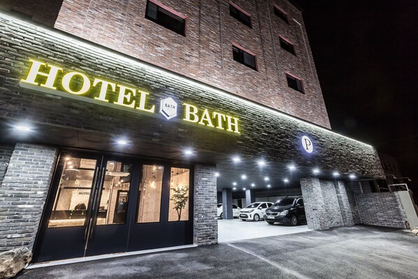 Front of property - evening/night - Hotel Bath (Gimpo)
