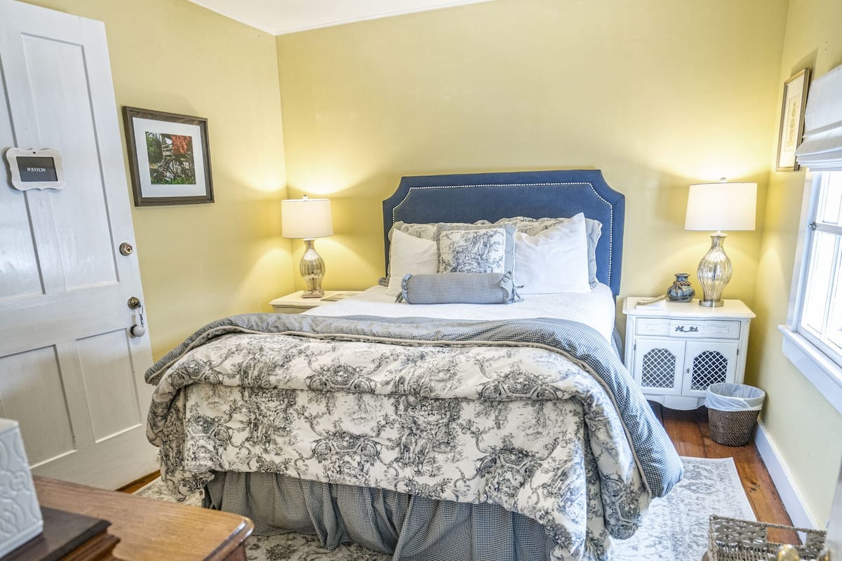 Habitación, 1 cama Queen size (The Weston Guest Room) | Ropa de cama de alta calidad y insonorización