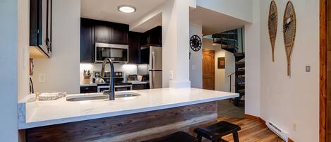 Fridge, oven, stovetop, dishwasher