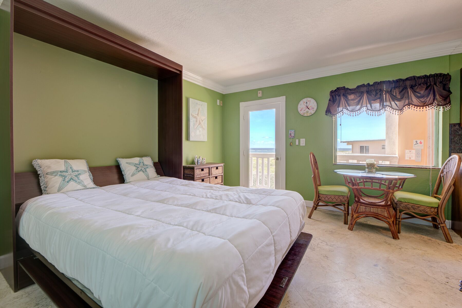 Tabla de planchar con plancha, wifi y ropa de cama 