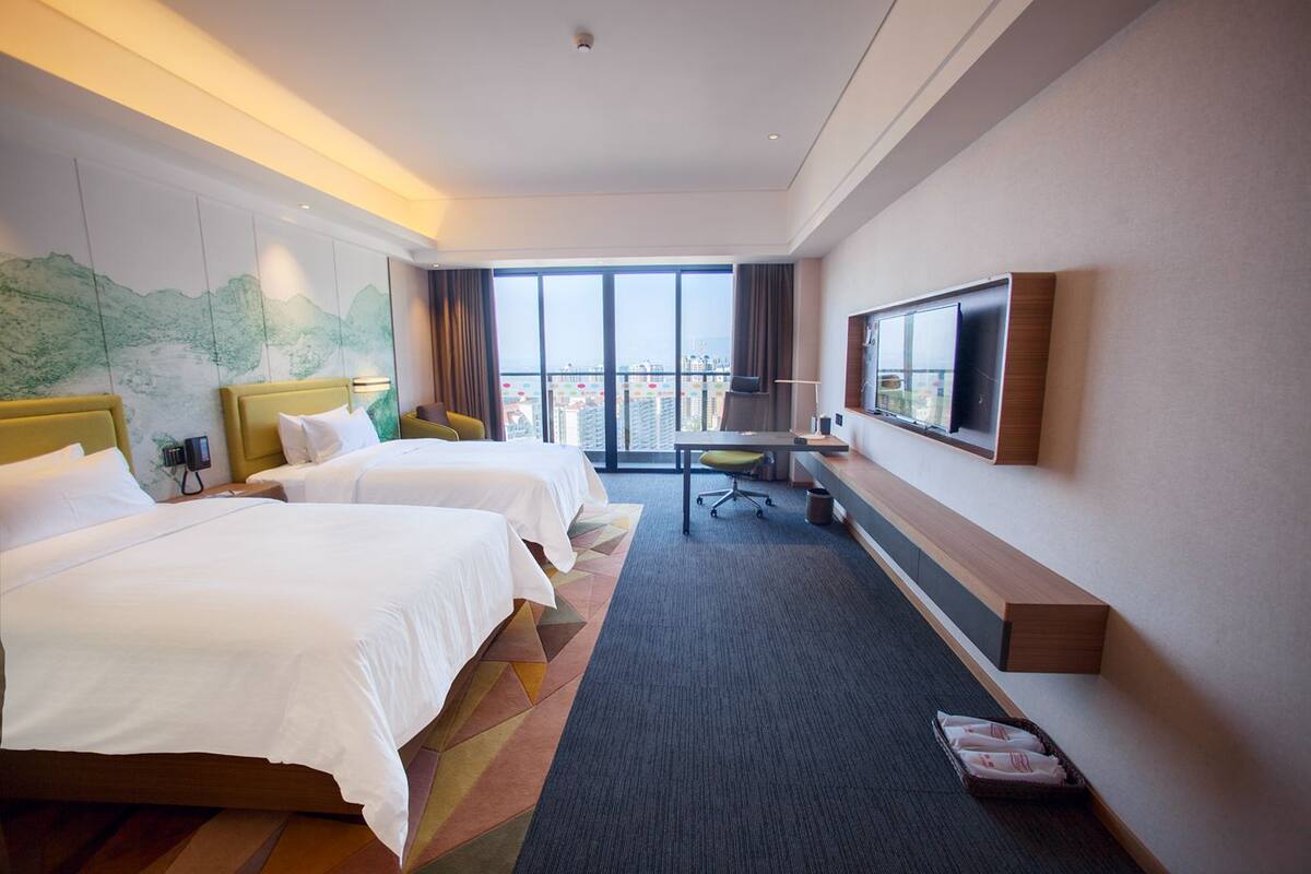 Minibar, escritorio, cortinas opacas y wifi gratis