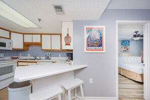 Fridge, microwave, oven, dishwasher - On the Beach Phoenix III 3116 (Orange Beach)