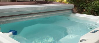 Island home with kayaks, seasonal pool, private hot tub and beautiful beach!