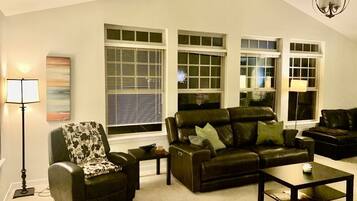 Een smart-tv, een open haard, een dvd-speler en boeken