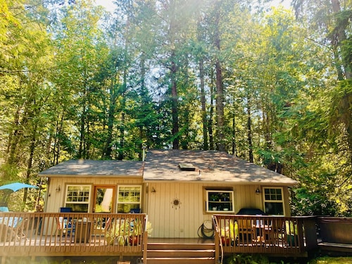 Island home with kayaks, seasonal pool, private hot tub and beautiful beach!