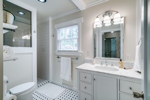 Een haardroger, handdoeken, zeep, shampoo