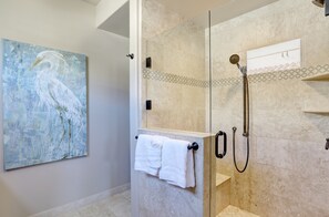 Combined shower/tub, hair dryer, towels - Endless Summer with Ocean Views, Ocean Side Hwy 101 w/AC (Pismo Beach)