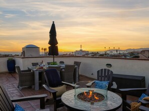 Outdoor dining - Endless Summer with Ocean Views, Ocean Side Hwy 101 w/AC (Pismo Beach)