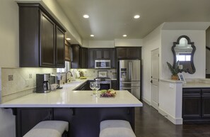 Een koelkast, een microgolfoven, een oven, een kookplaat