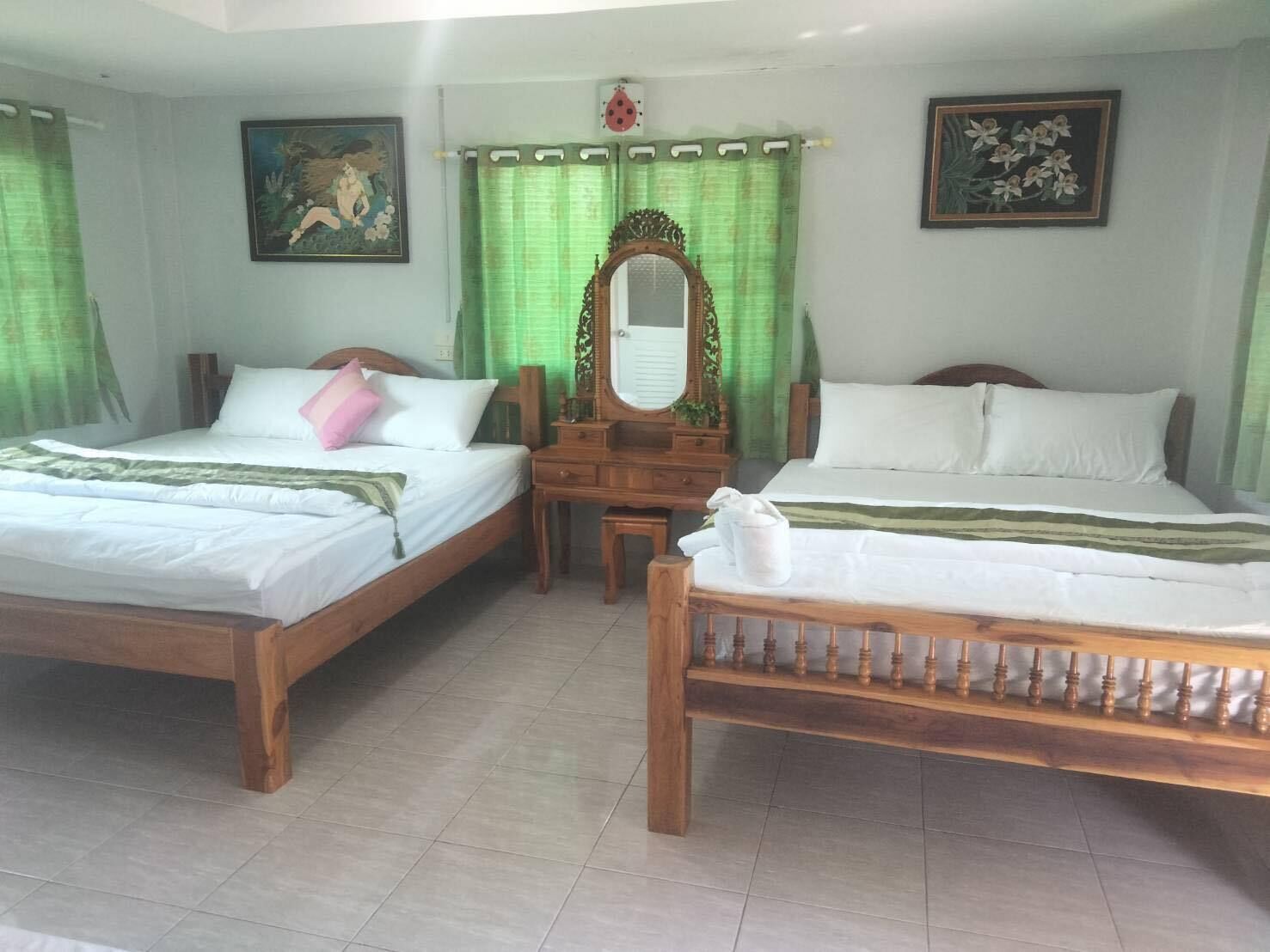 Pimennysverhot, silitysrauta/-lauta, ilmainen Wi-Fi, vuodevaatteet