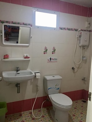 Kasalong | Bathroom | Shower, free toiletries, towels