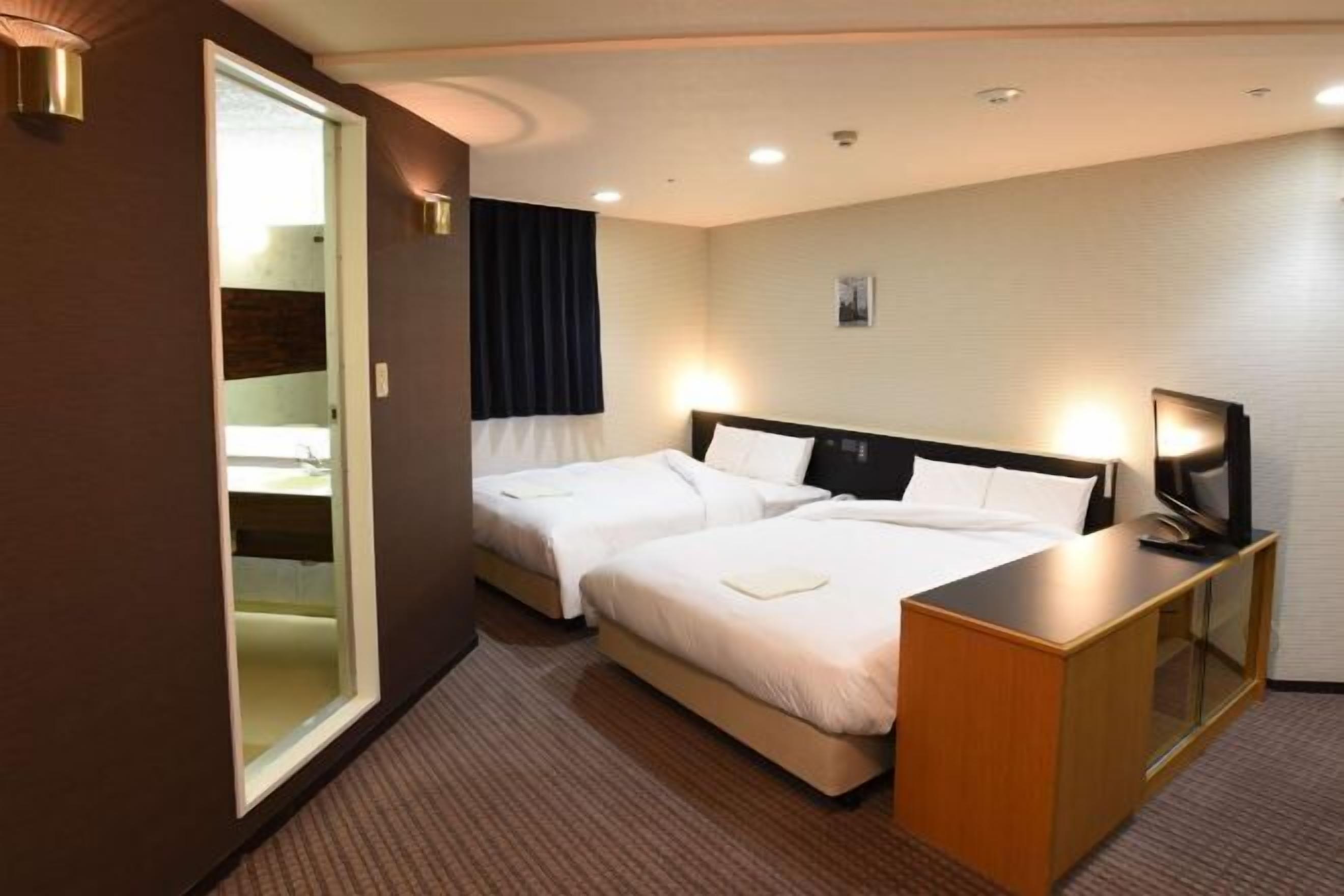 Escritorio, wifi gratis y ropa de cama 