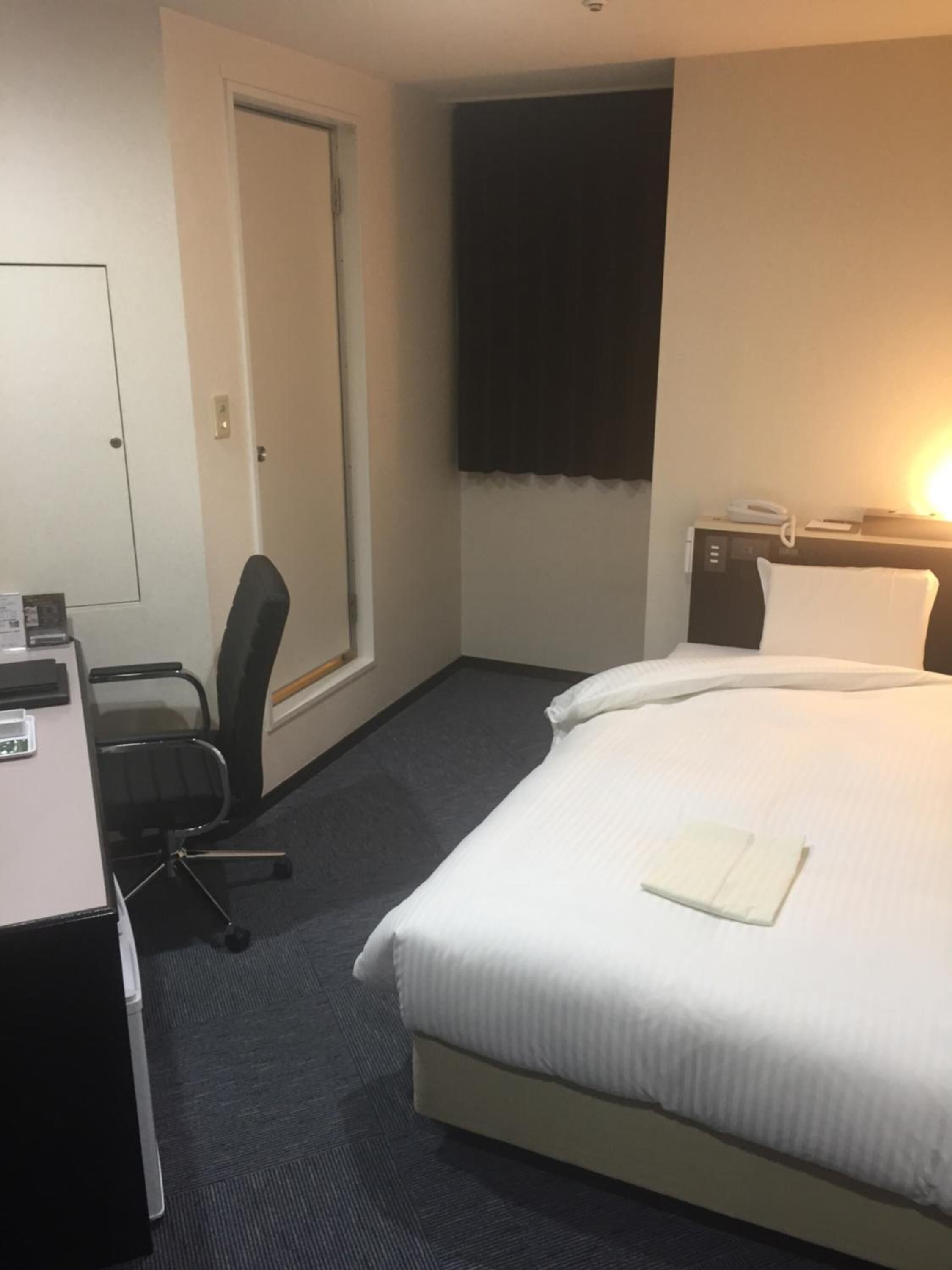 办公桌、免费 WiFi、床单
