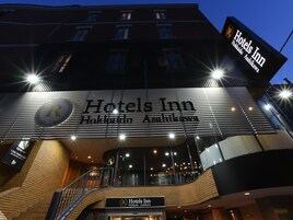 Fachada de la propiedad por la tarde o noche