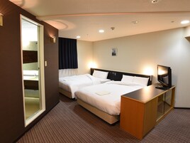 Escritorio, wifi gratis y ropa de cama 