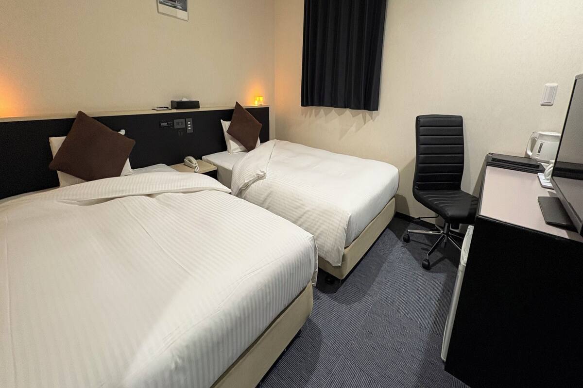 Desk, WiFi (free), bed sheets