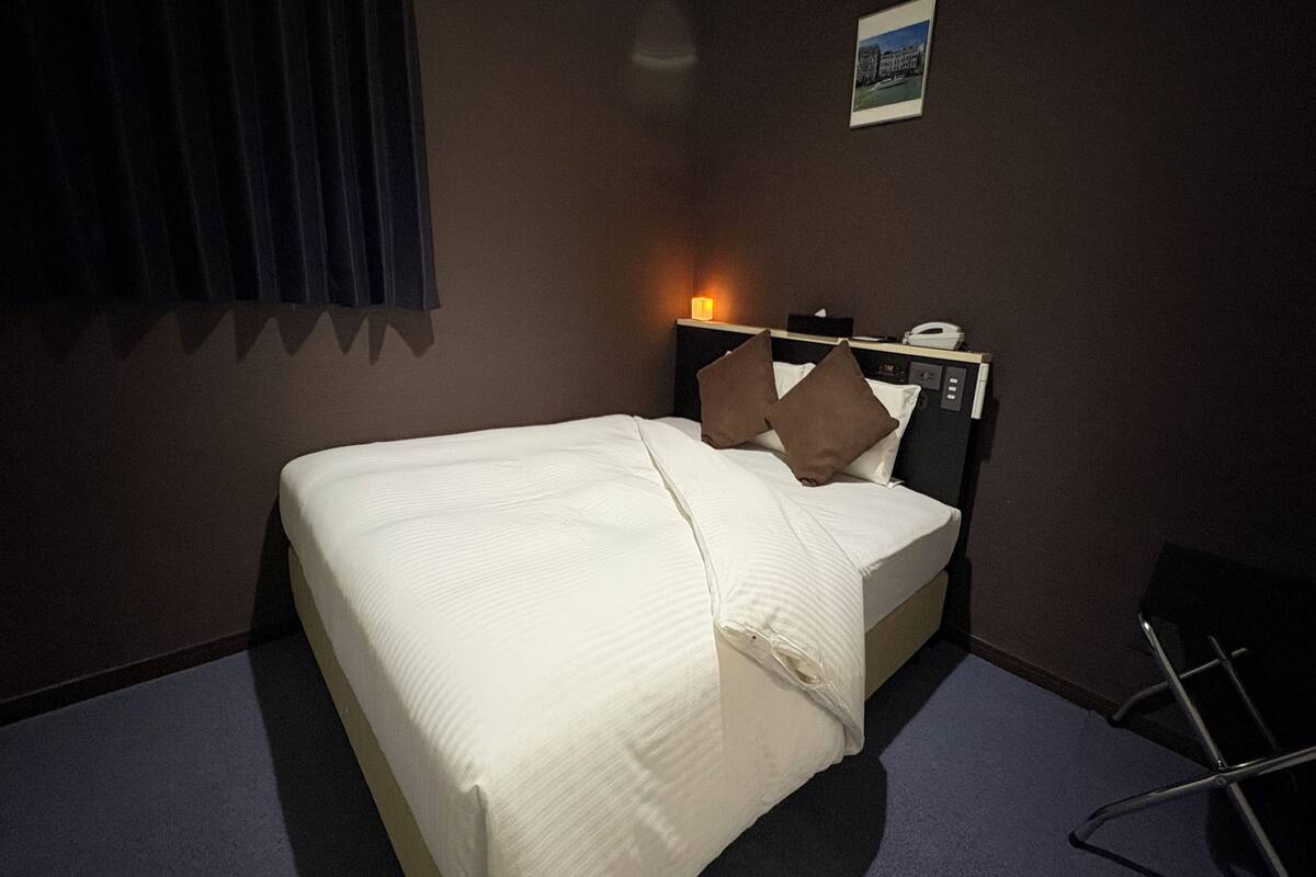 Desk, WiFi (free), bed sheets