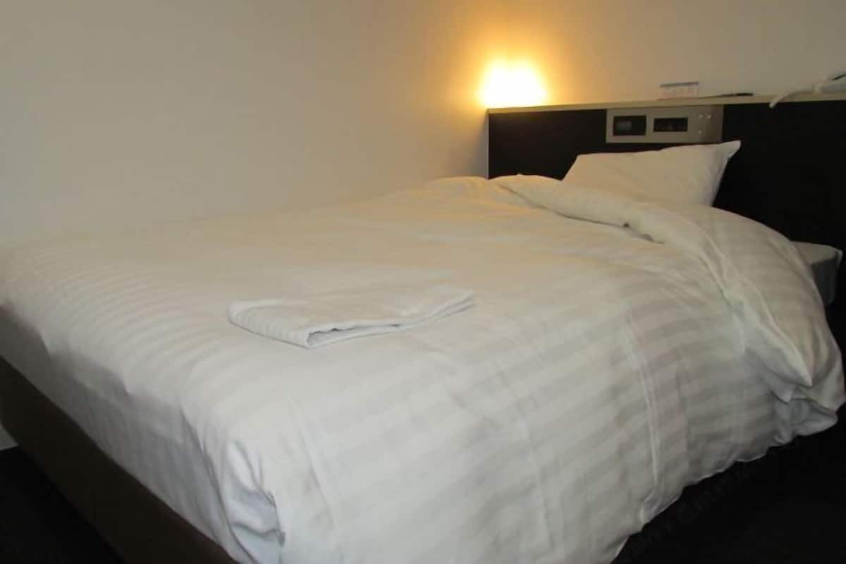 Een bureau, gratis wifi, beddengoed