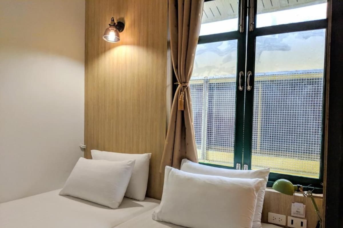 Quadruple Room with Private Bathroom | Escrivaninha, Wi-Fi de cortesia, roupa de cama