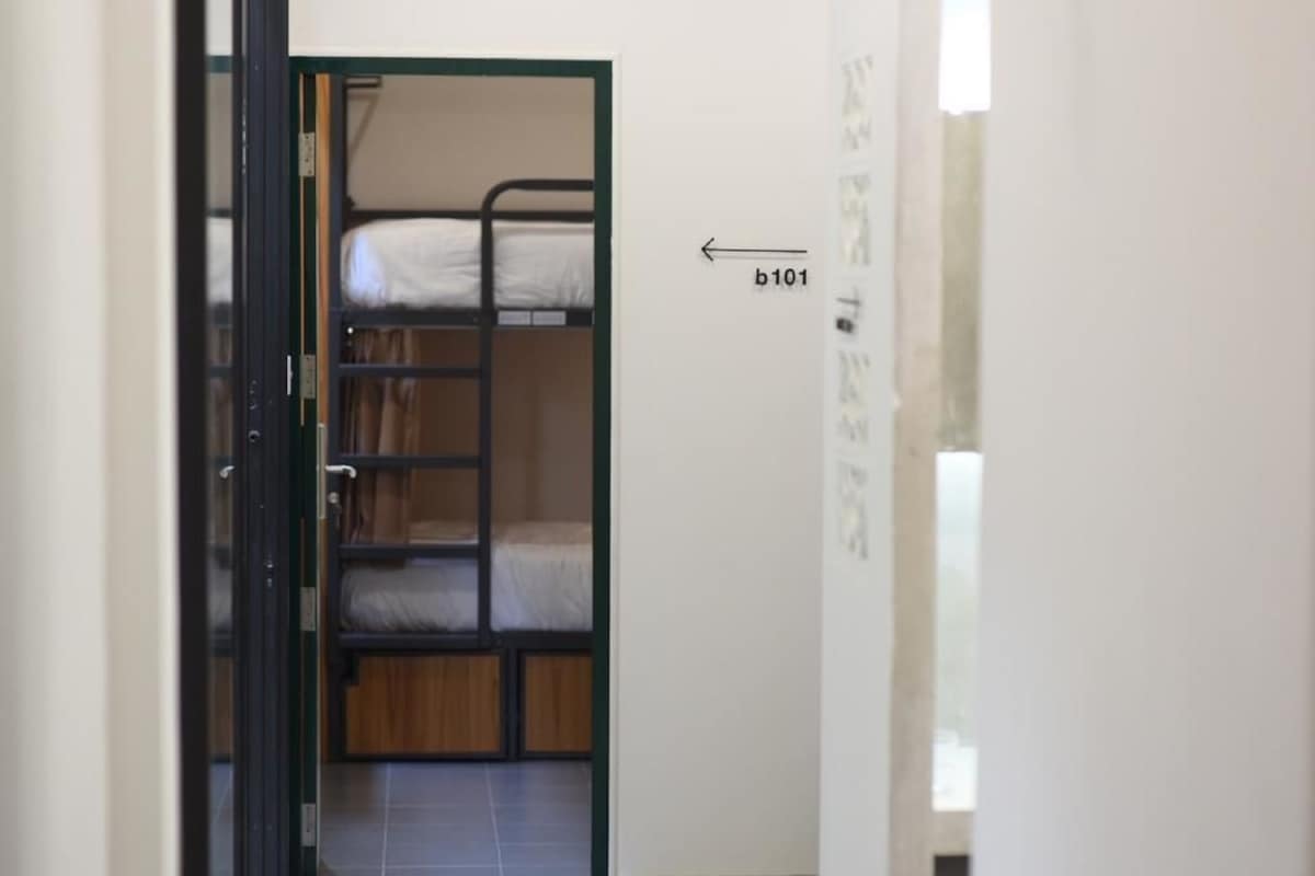 Escrivaninha, Wi-Fi de cortesia, roupa de cama