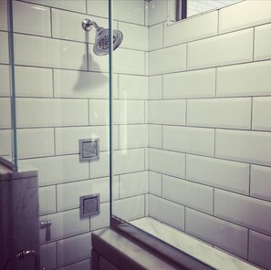 Douche, sĂšche-cheveux, serviettes fournies, savon