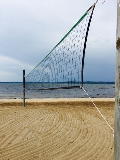 Beautiful 1 bedroom At The Shores Condo on Traverse City East Bay Beach