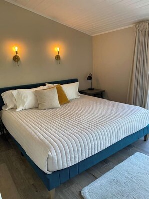 Tabla de planchar con plancha, cuna de viaje, wifi y ropa de cama